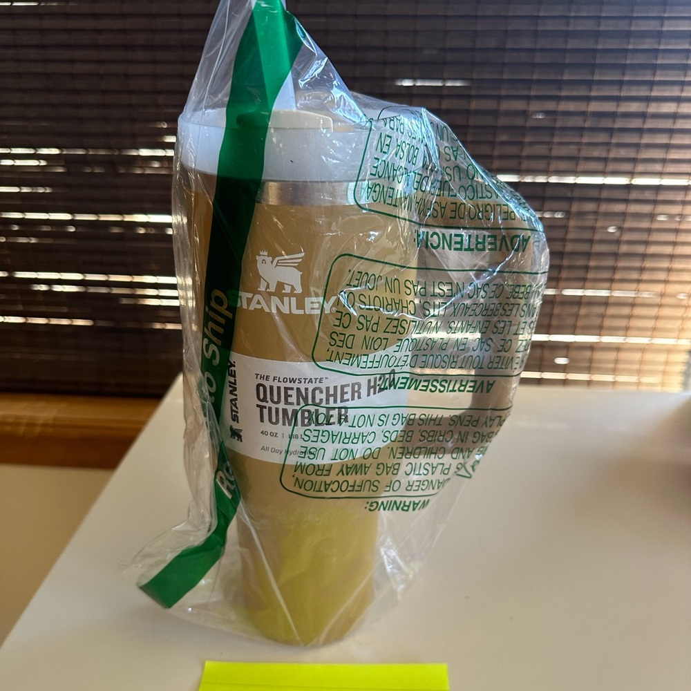 BNWT 40oz Yarrow Stanley Quencher